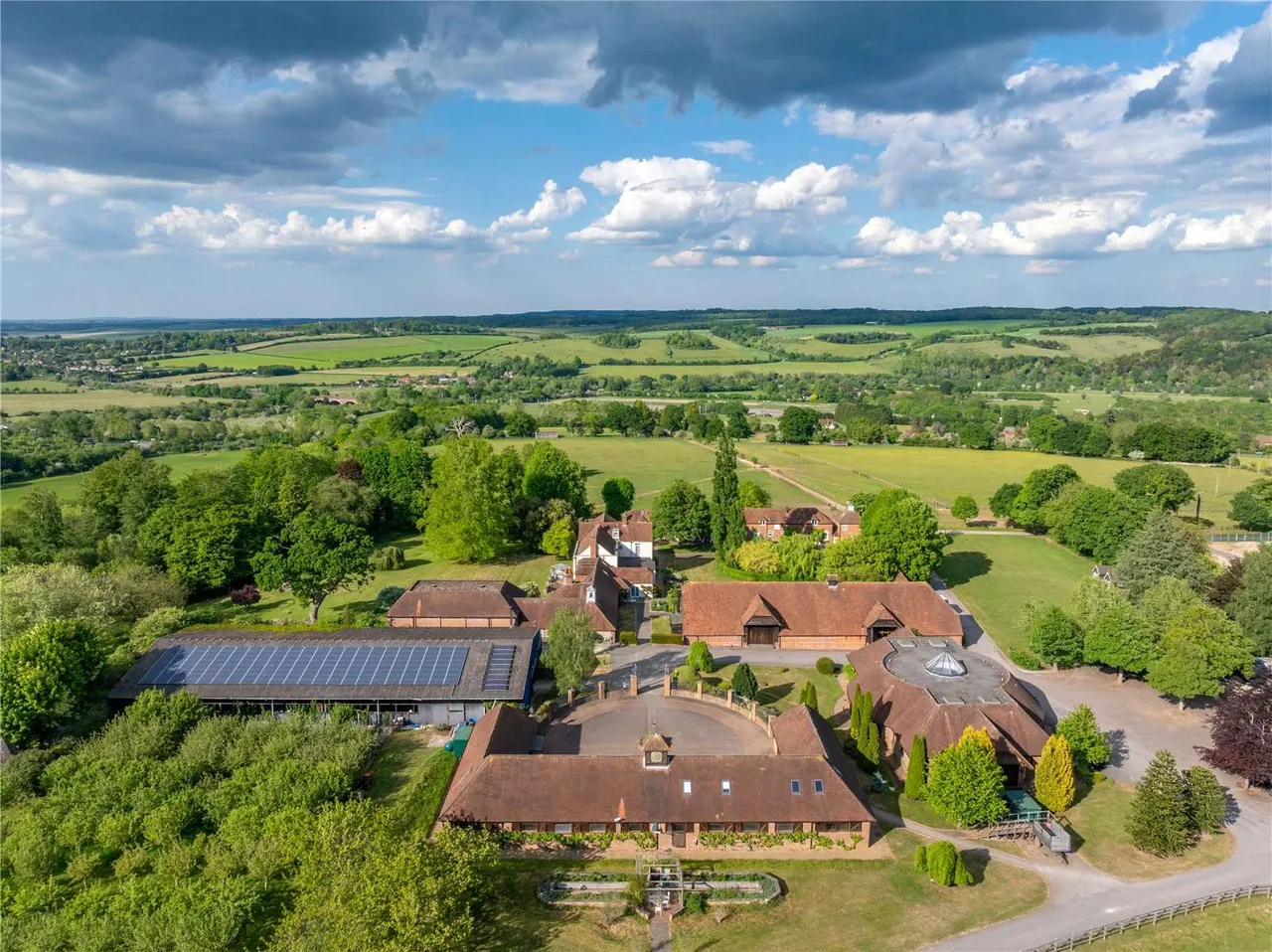 Hillfields Farm, Lower Basildon, Reading, Berkshire, RG8 9PE, photo 3