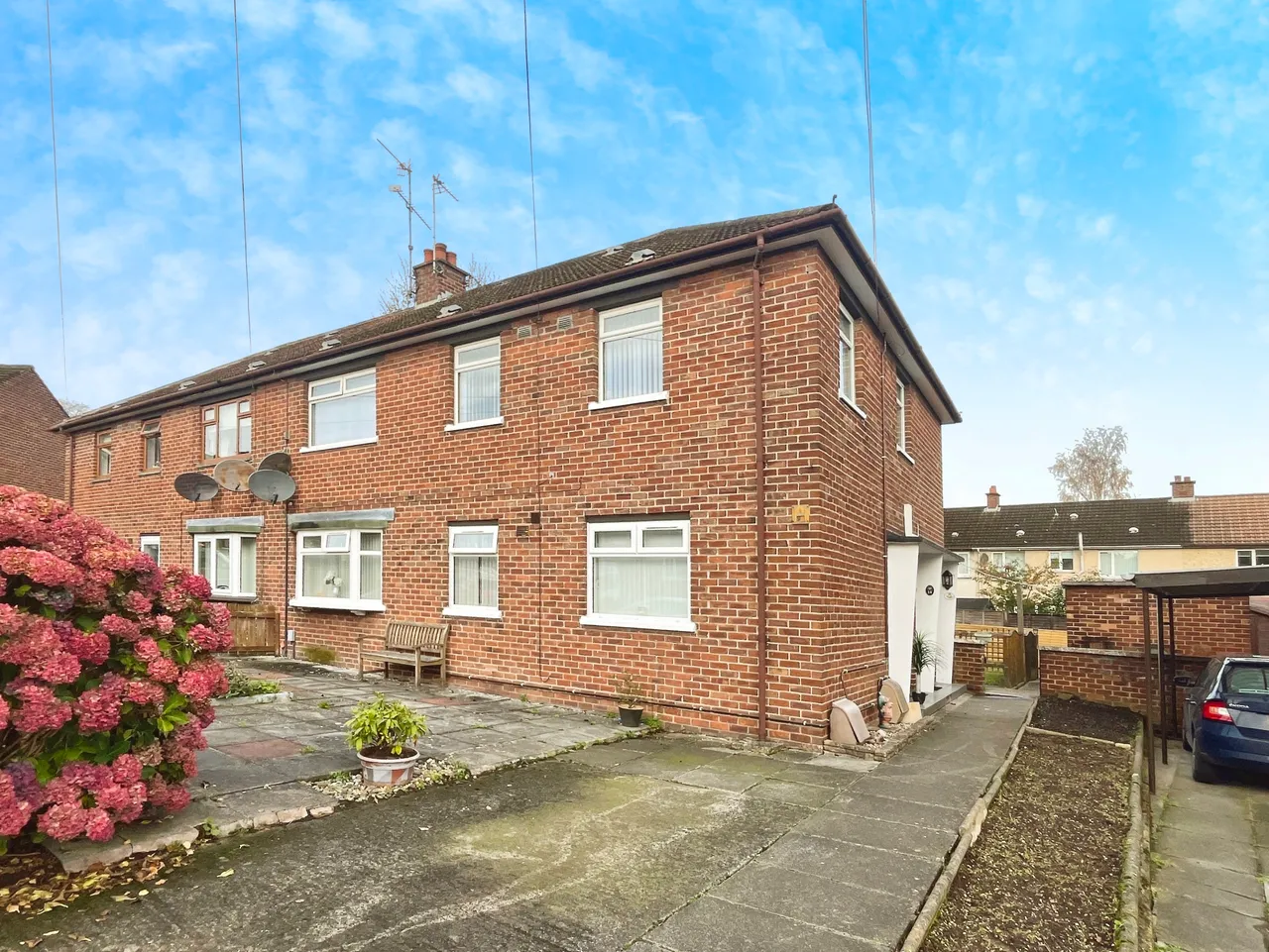 2 bed flat to rent, Lawnmount Crescent, Lisburn, BT27