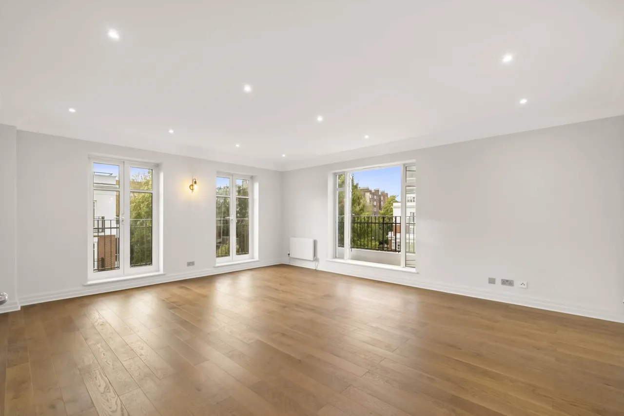 2 bed flat to rent, Stone Hall Place, London, W8