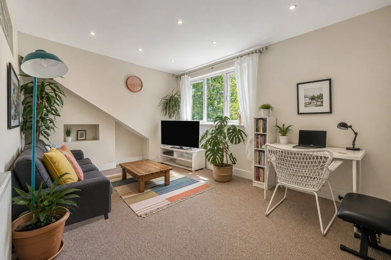 2 bed flat for sale, Franciscan Road, Tooting Bec London, SW17