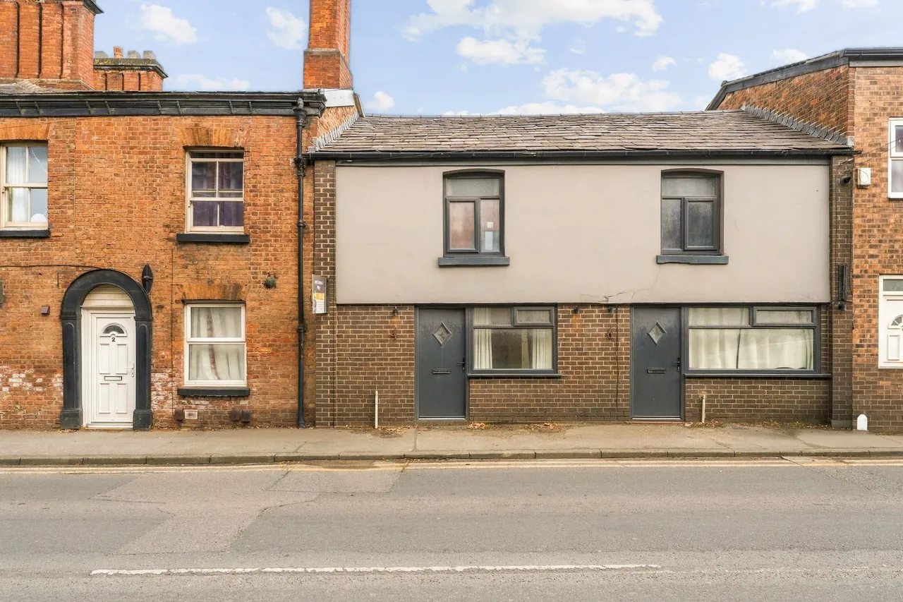 2 bed house to rent, Cross Street, Macclesfield