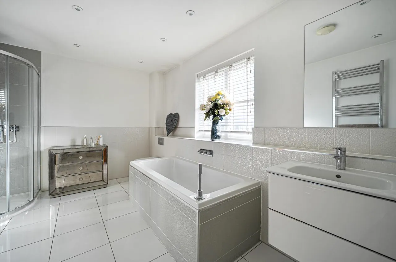 Acres, Semi-Rural Ditton, photo 22