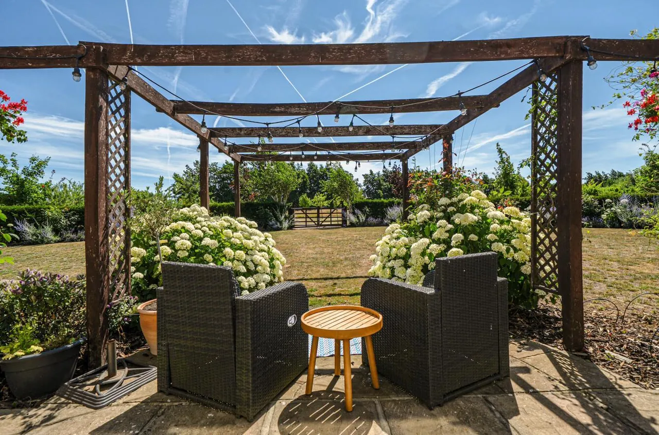 Acres, Semi-Rural Ditton, photo 34