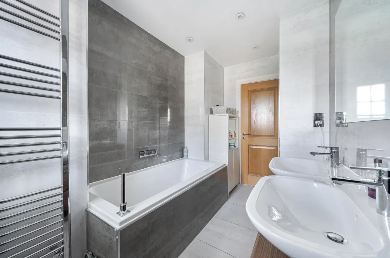 Acres, Semi-Rural Ditton, photo 18