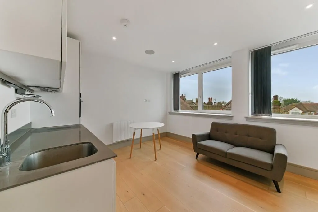 High Road, London, N12, photo 4