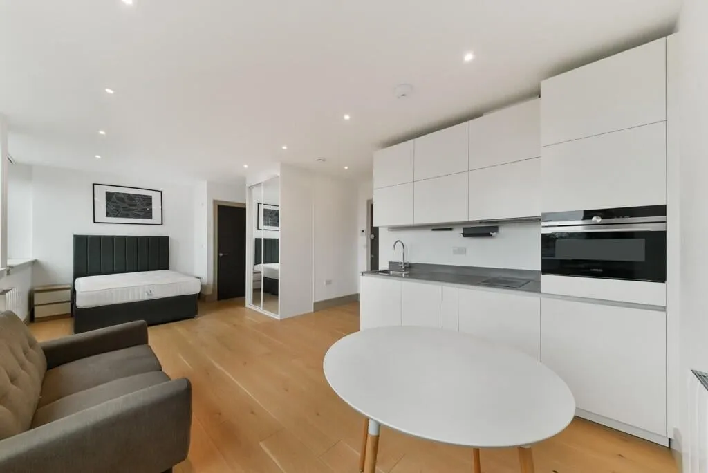 High Road, London, N12, photo 3
