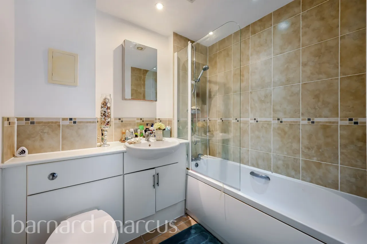 Bedfont Lane, Feltham, TW13, photo 9