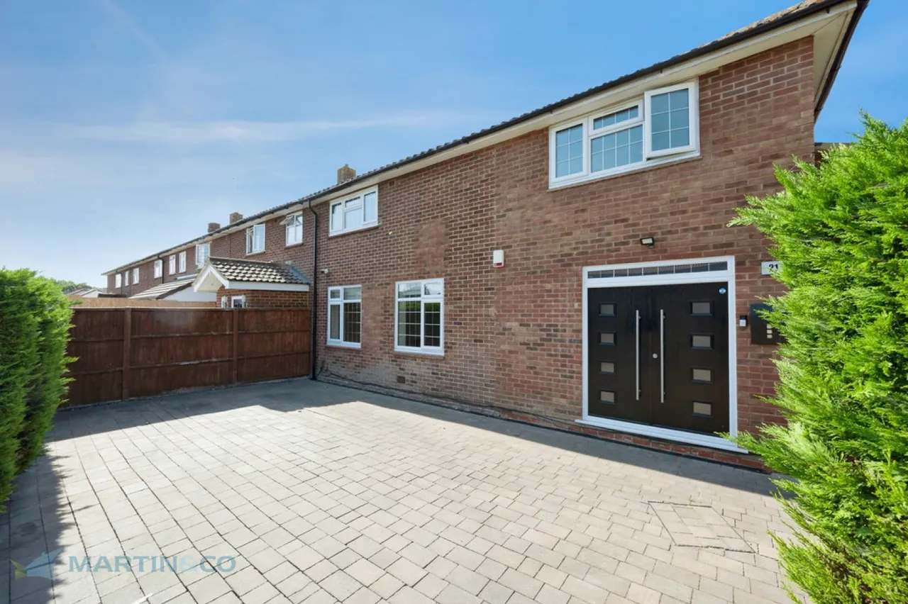 4 bed house for sale — Bateson Way, Woking, Surrey