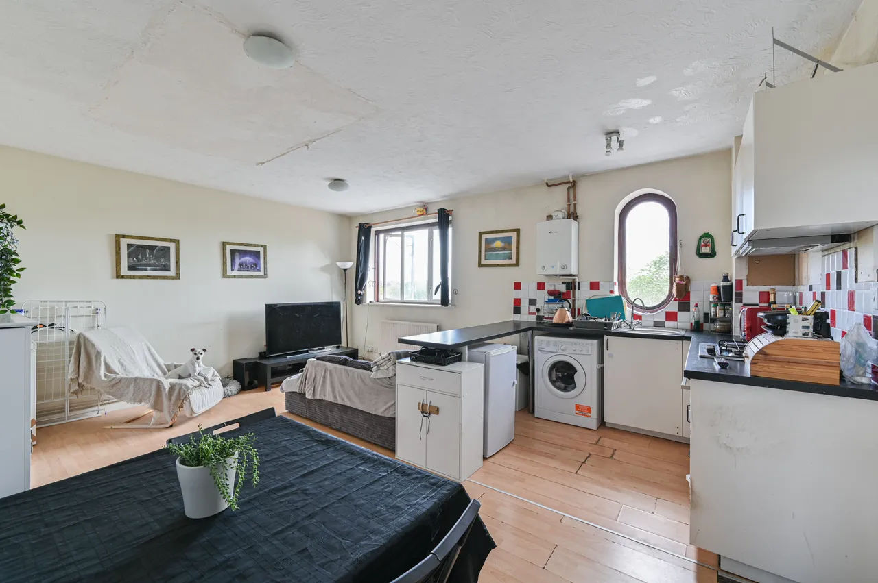 Flat 11, Claire Court, 23 Commonside West, Mitcham, photo 4