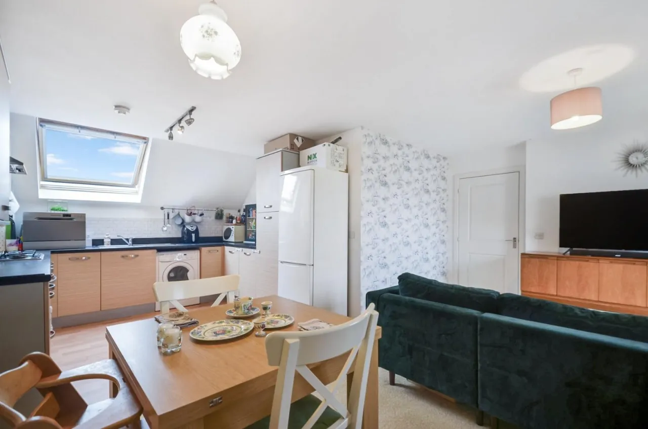 2 bed flat for sale — Fawn House, Albacore Way, Hayes
