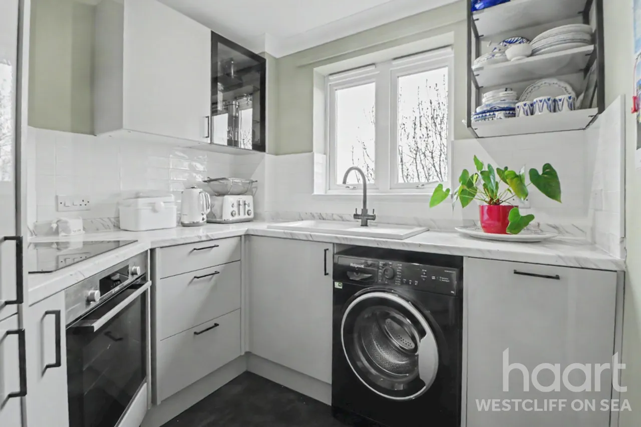 2 bed flat for sale, Hamlet Court Road, Westcliff-On-Sea, SS0