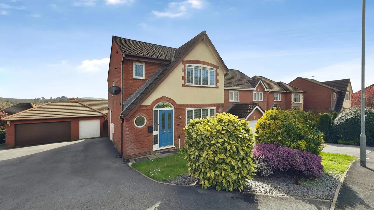 3 bed house for sale — Maes Yr Hafod, Cadoxton, Neath, SA10 8AZ