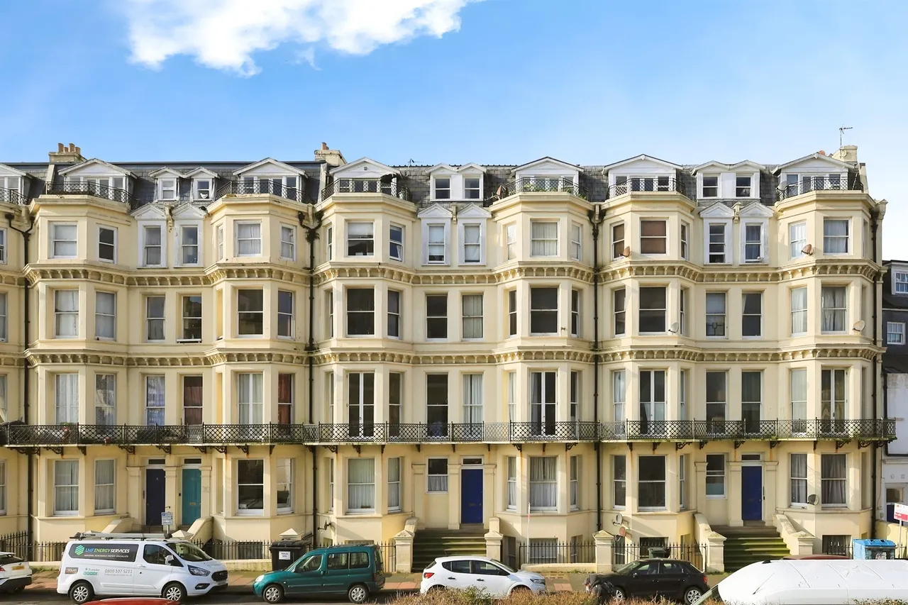 1 bed flat for sale — Queens Gardens, Eastbourne