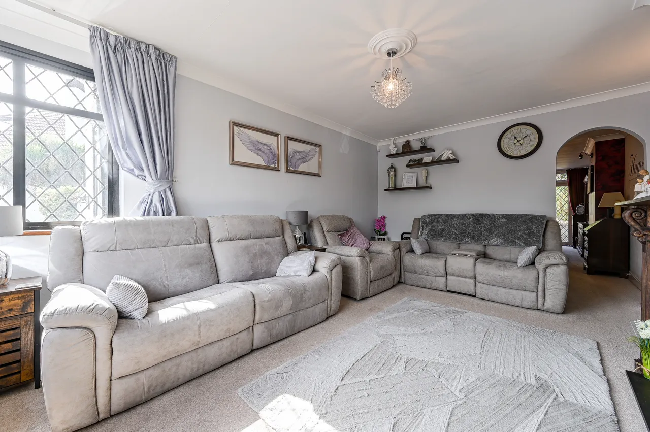 72 Ridgeway Drive, Bromley, photo 3