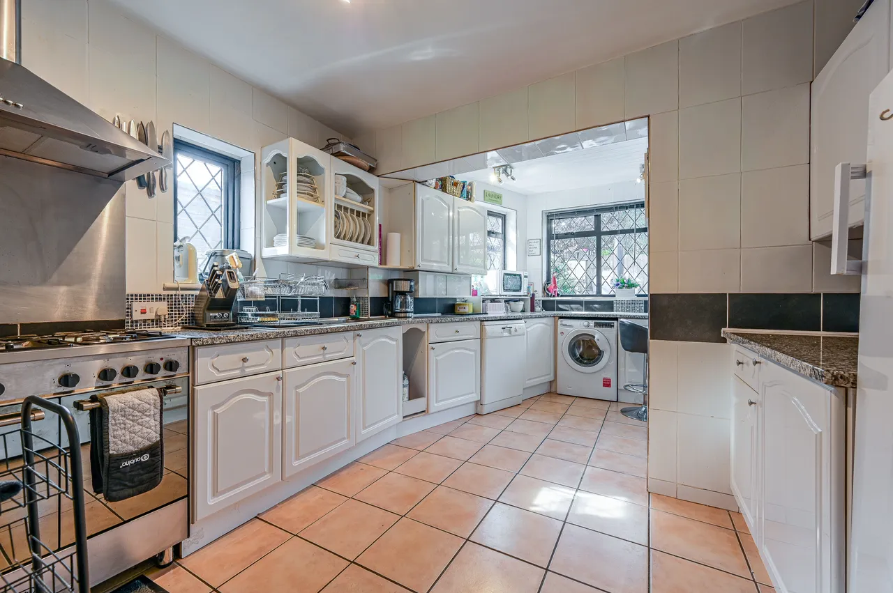 72 Ridgeway Drive, Bromley, photo 6