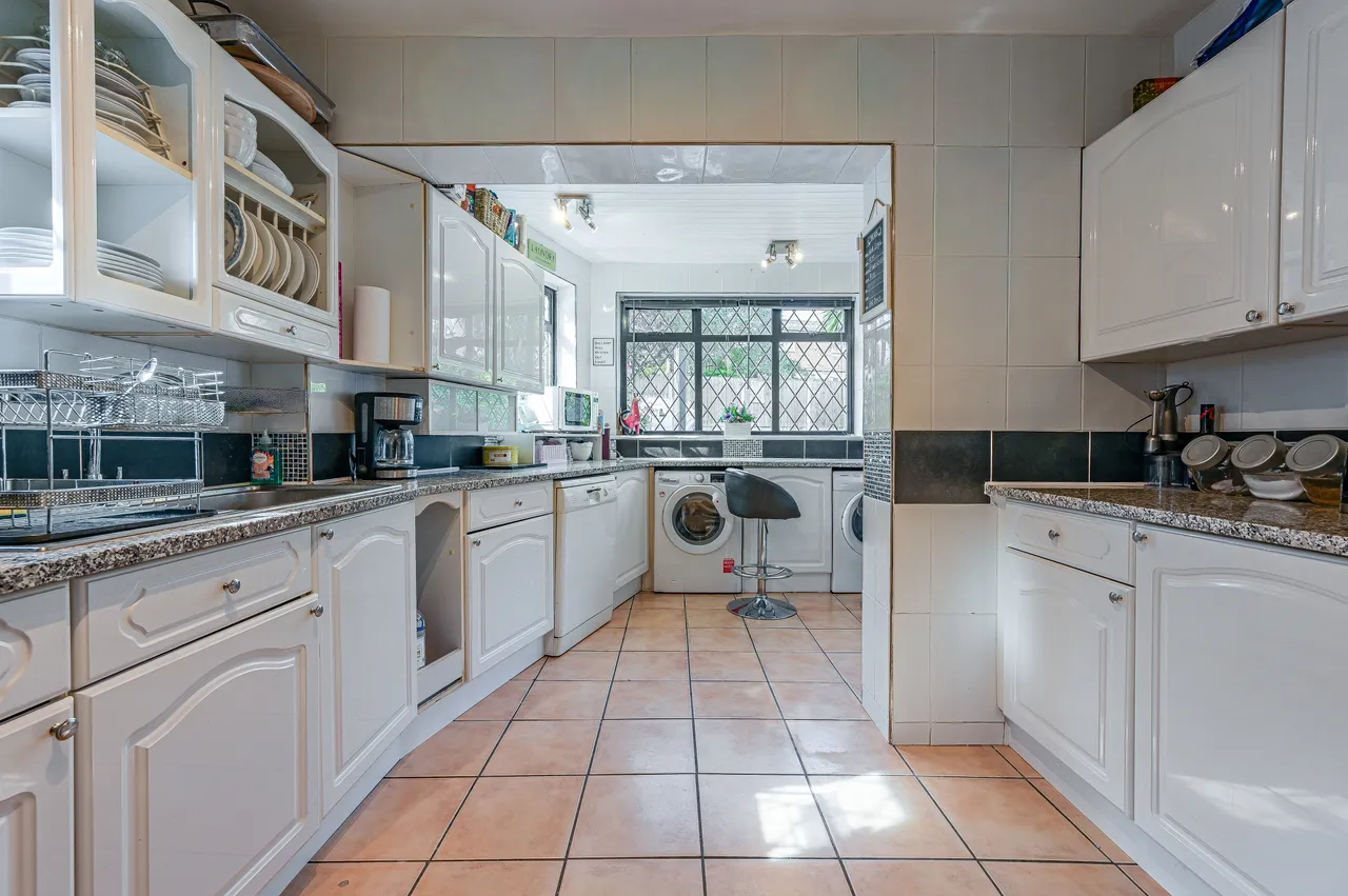 72 Ridgeway Drive, Bromley, photo 7