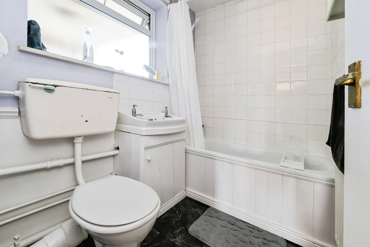 Lower Mardyke Avenue, Rainham, RM13, photo 6