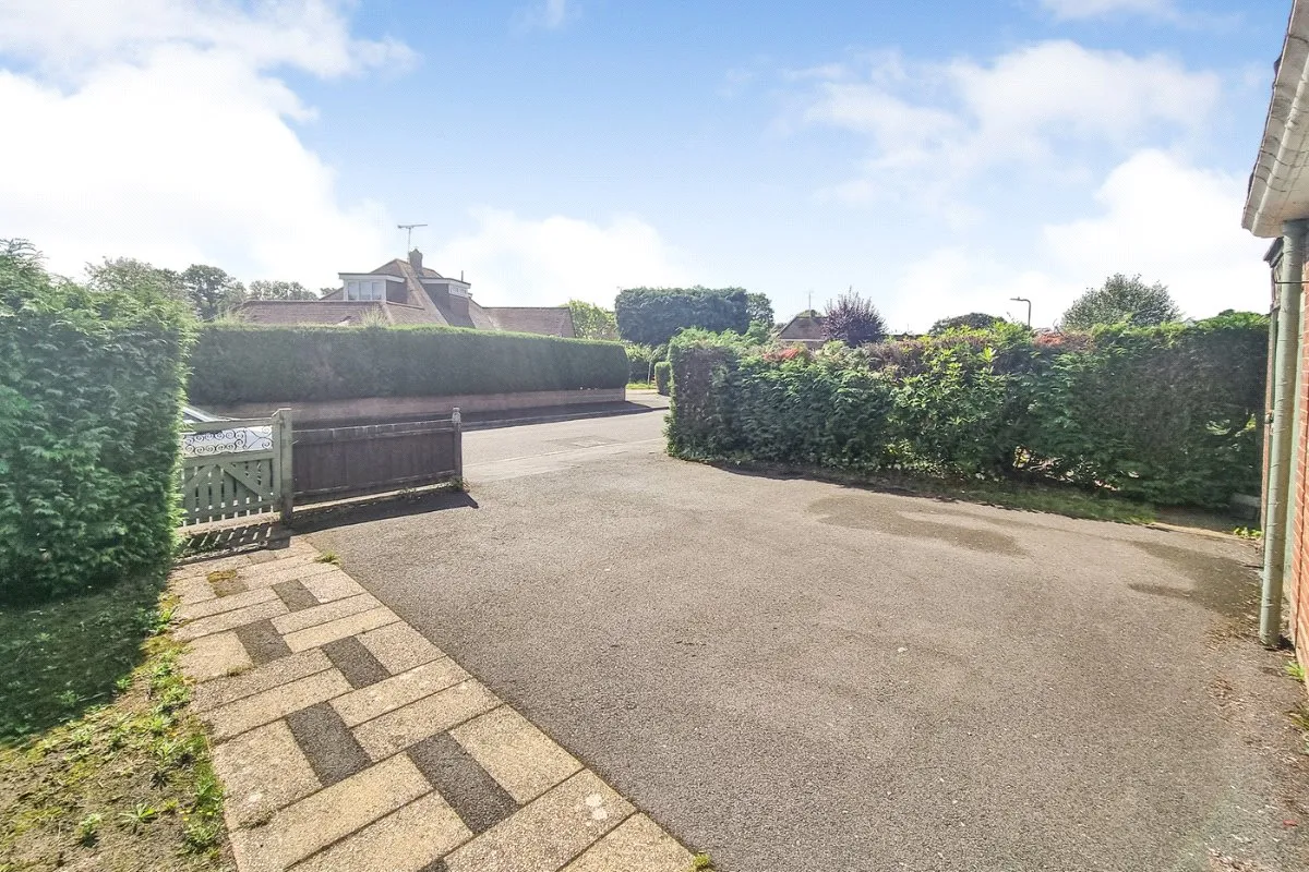 Wentworth Crescent, Ash Vale, Guildford, Surrey, GU12 5LQ, photo 6
