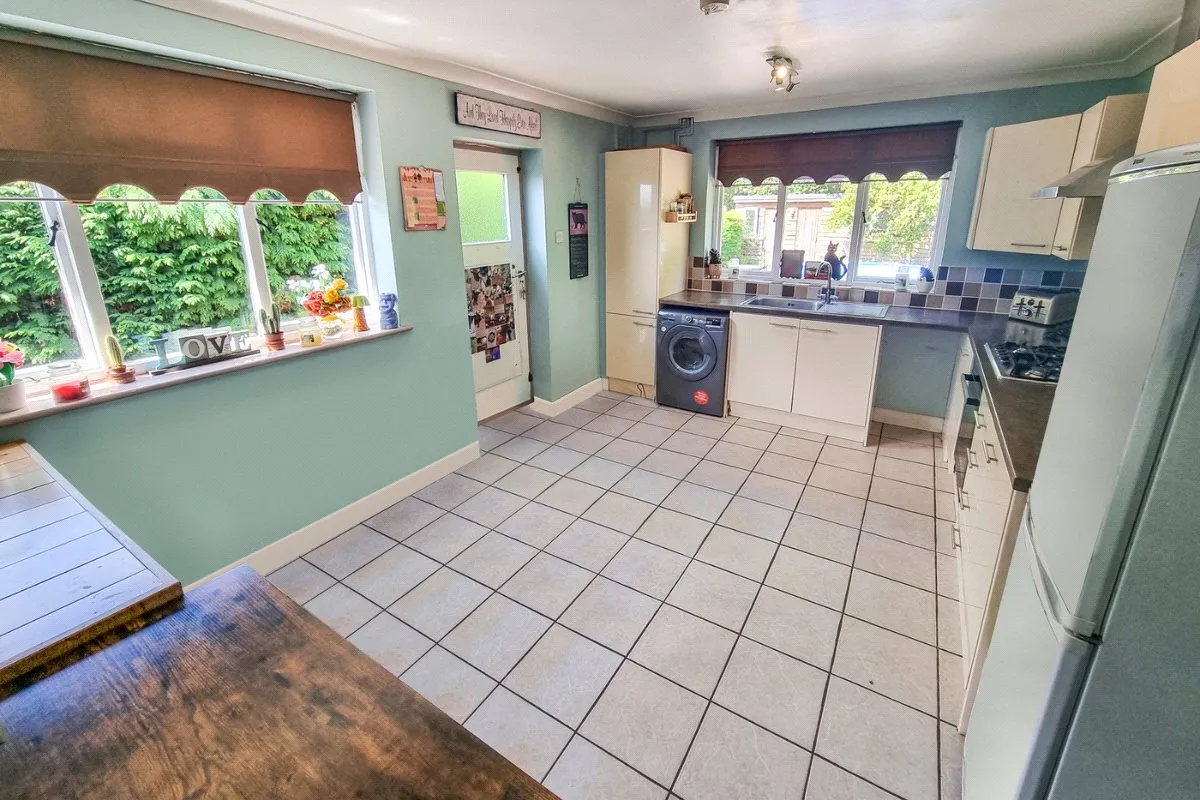 Wentworth Crescent, Ash Vale, Guildford, Surrey, GU12 5LQ, photo 3