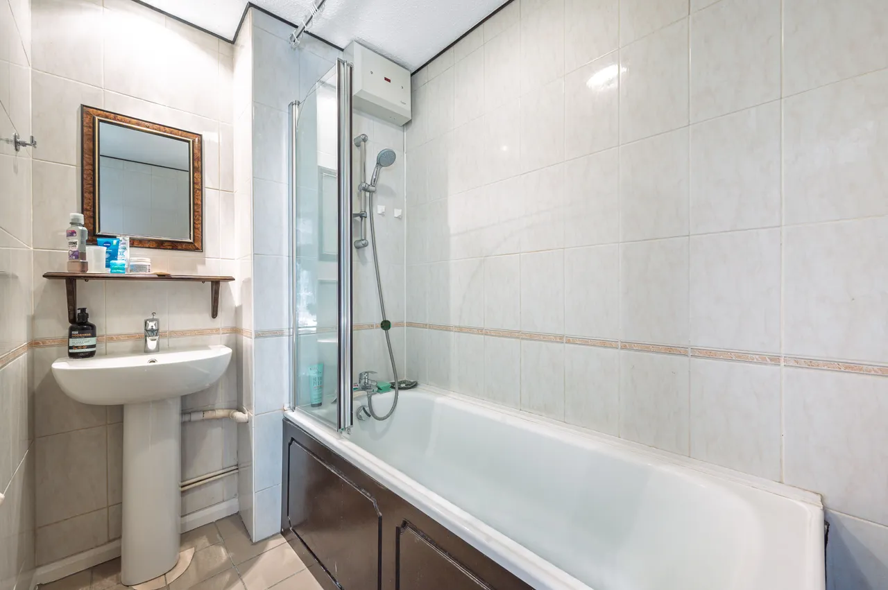 17 Lorian Close, London, photo 9