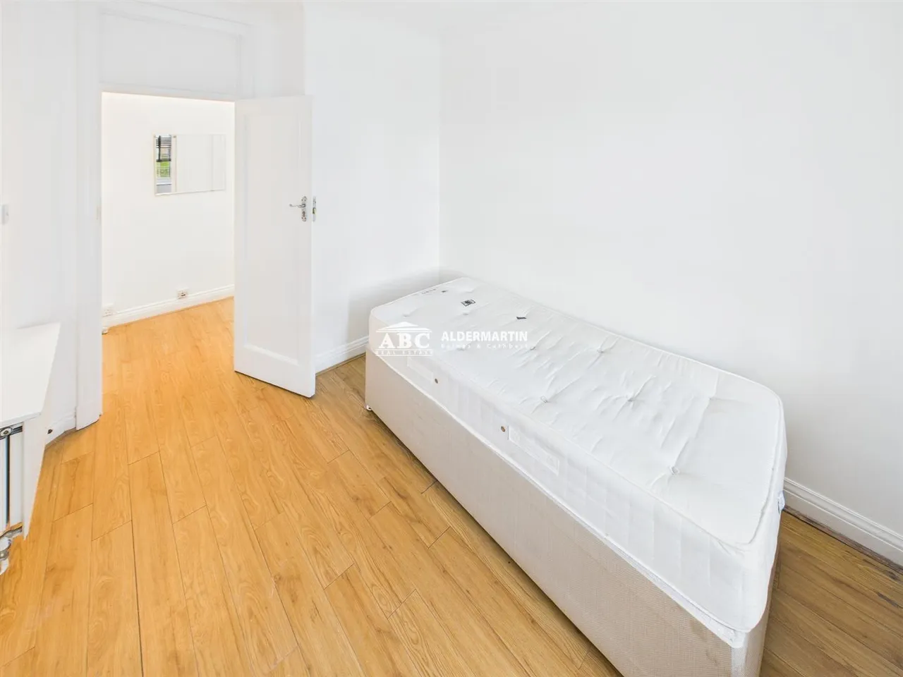 Quadrant Close, Hendon, London, photo 7
