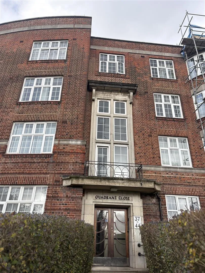 Quadrant Close, Hendon, London, photo 11