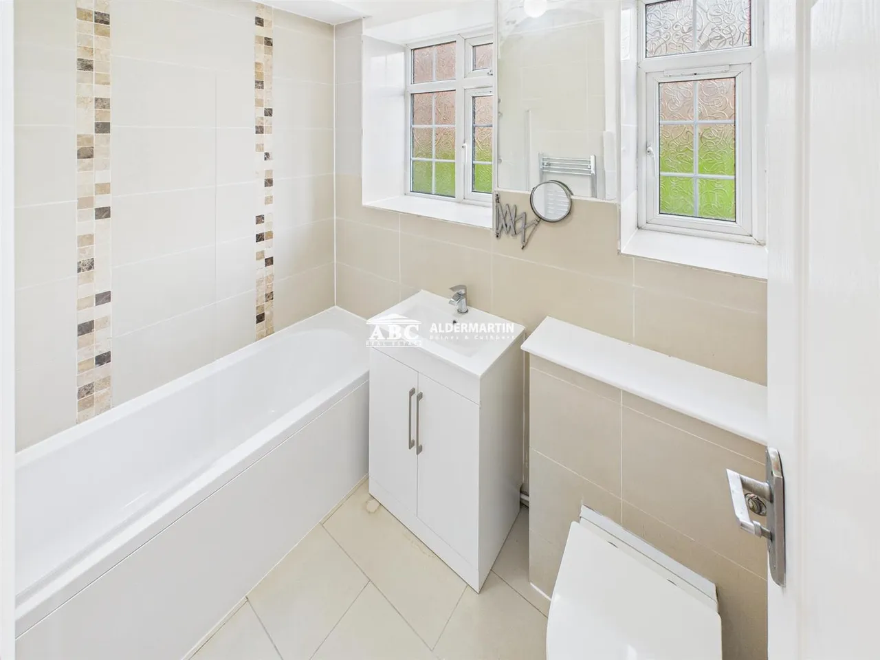 Quadrant Close, Hendon, London, photo 9