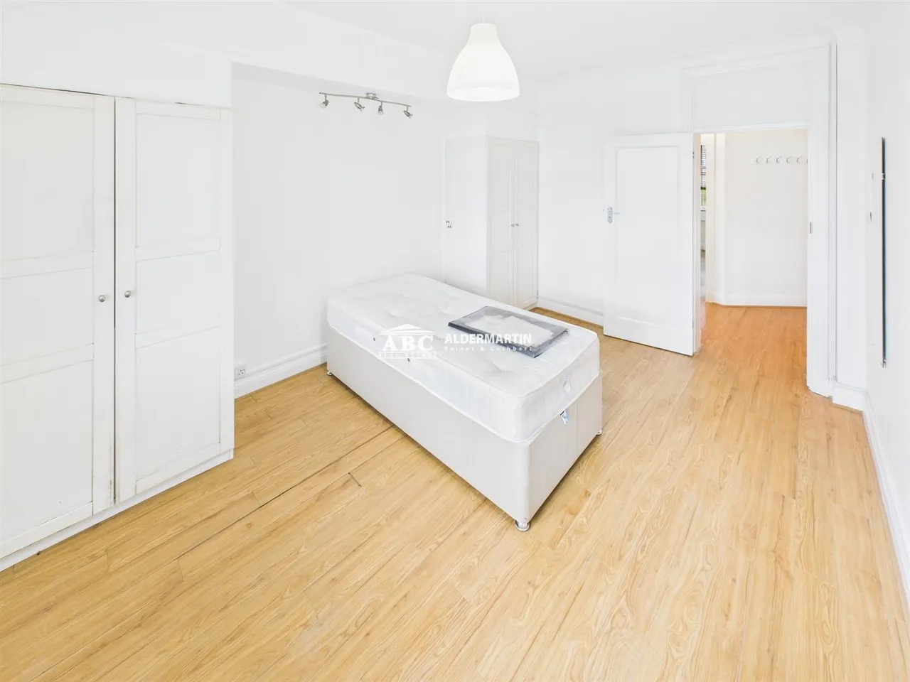 Quadrant Close, Hendon, London, photo 5
