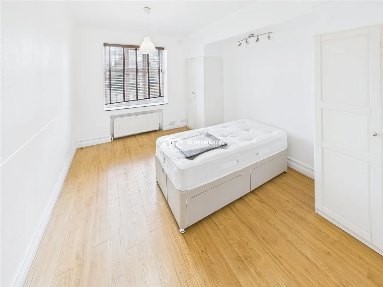 Quadrant Close, Hendon, London, photo 4