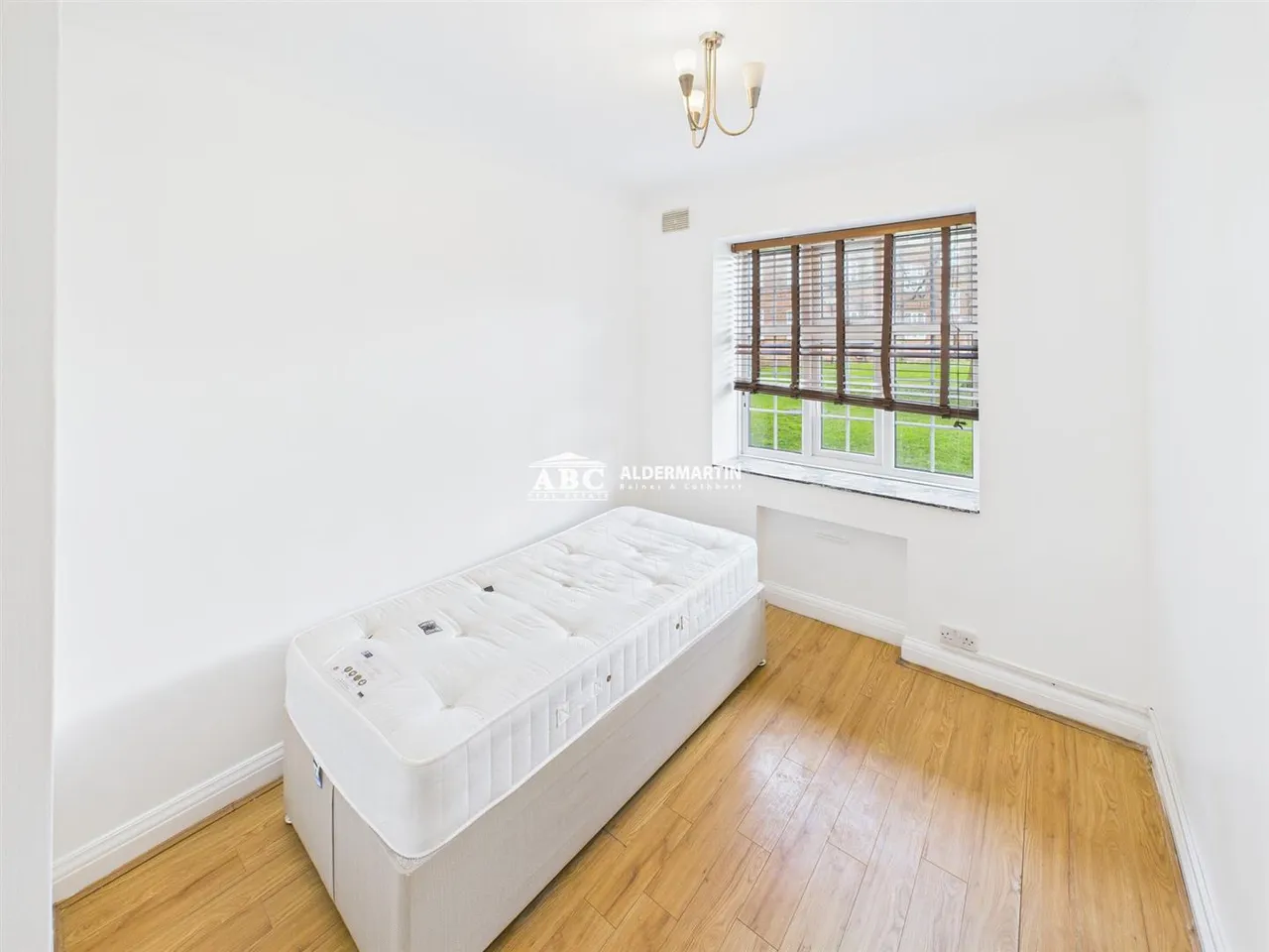 Quadrant Close, Hendon, London, photo 6