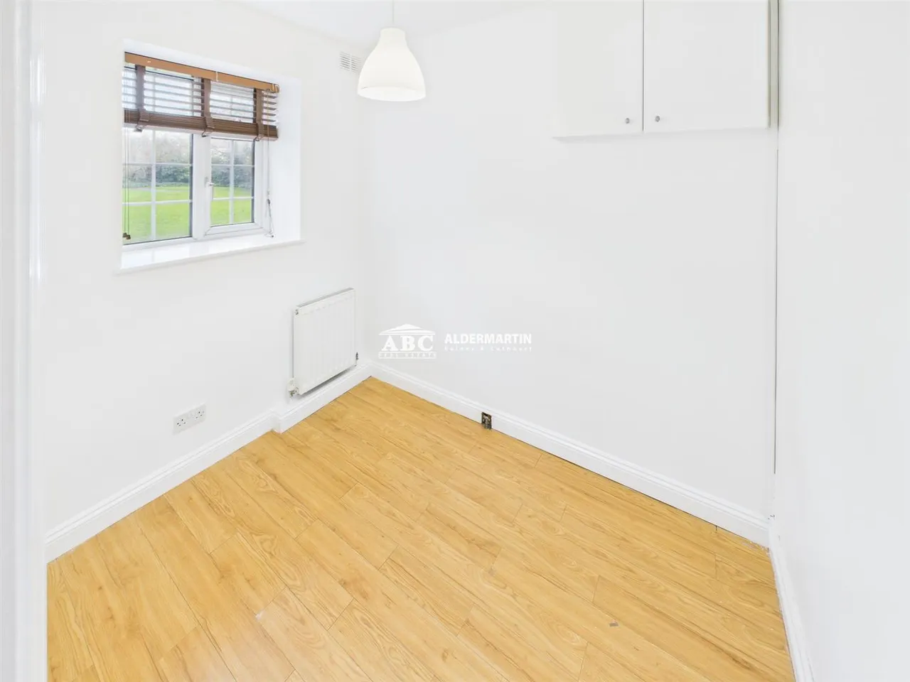 Quadrant Close, Hendon, London, photo 8
