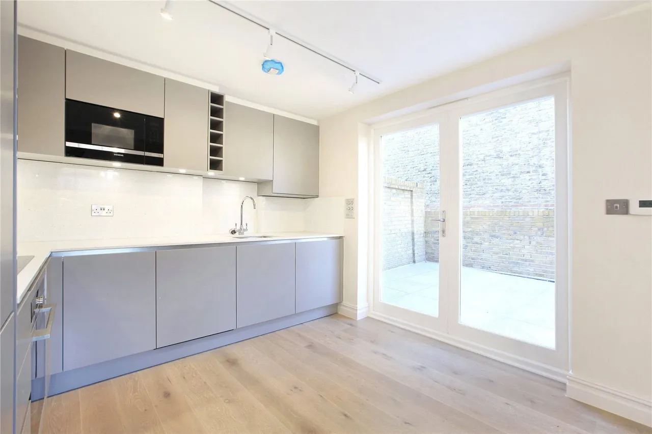 2 bed flat to rent, Clapham Common North Side, Battersea, SW4