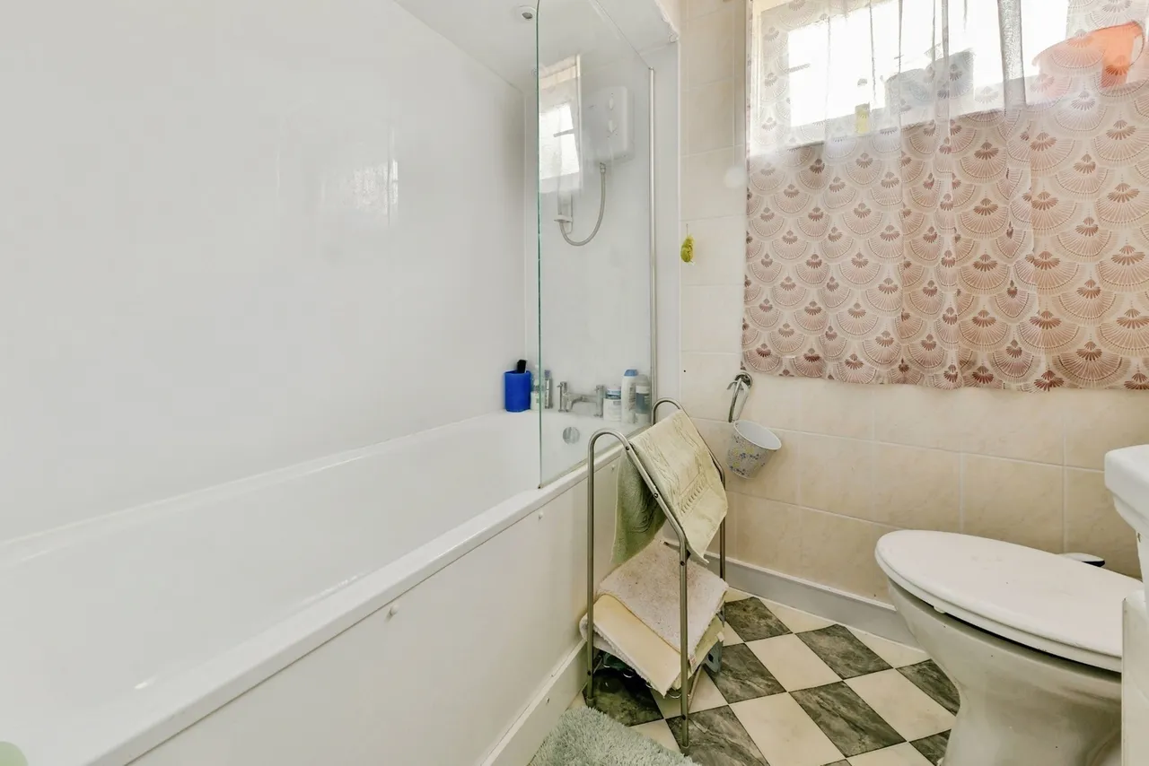 Spring Drive, Stevenage, Hertfordshire, SG2, photo 15