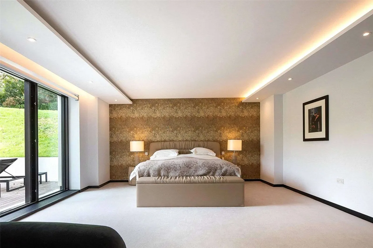 Hitcham Lane, Taplow, Maidenhead, Buckinghamshire, SL6 0HG, photo 9