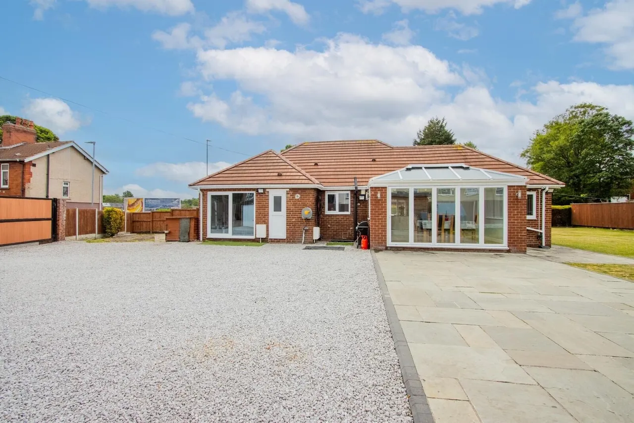 4 bed house for sale — Dewsbury Road, Wakefield