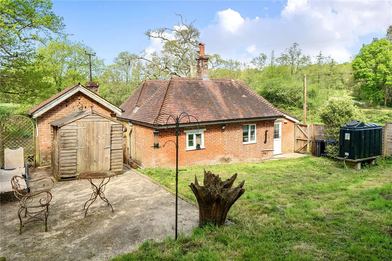 Hamptworth Road, Landford, Salisbury, Wiltshire, SP5 2EA, photo 7