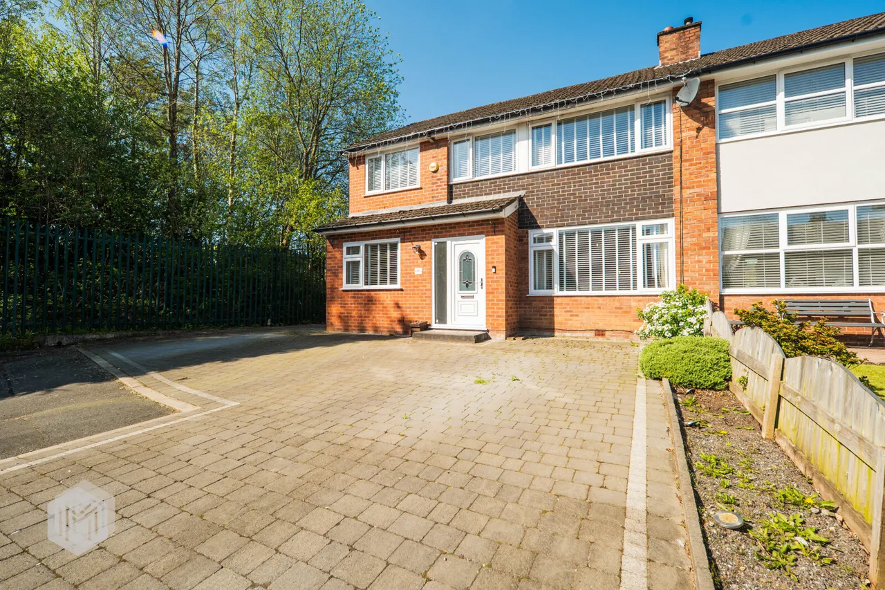 5 bed house for sale — Stoneleigh Drive, Radcliffe, Manchester, M26 1HA