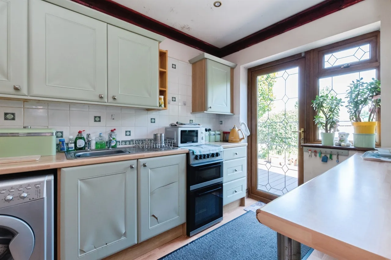 Christchurch Road, West Parley, Ferndown, photo 9
