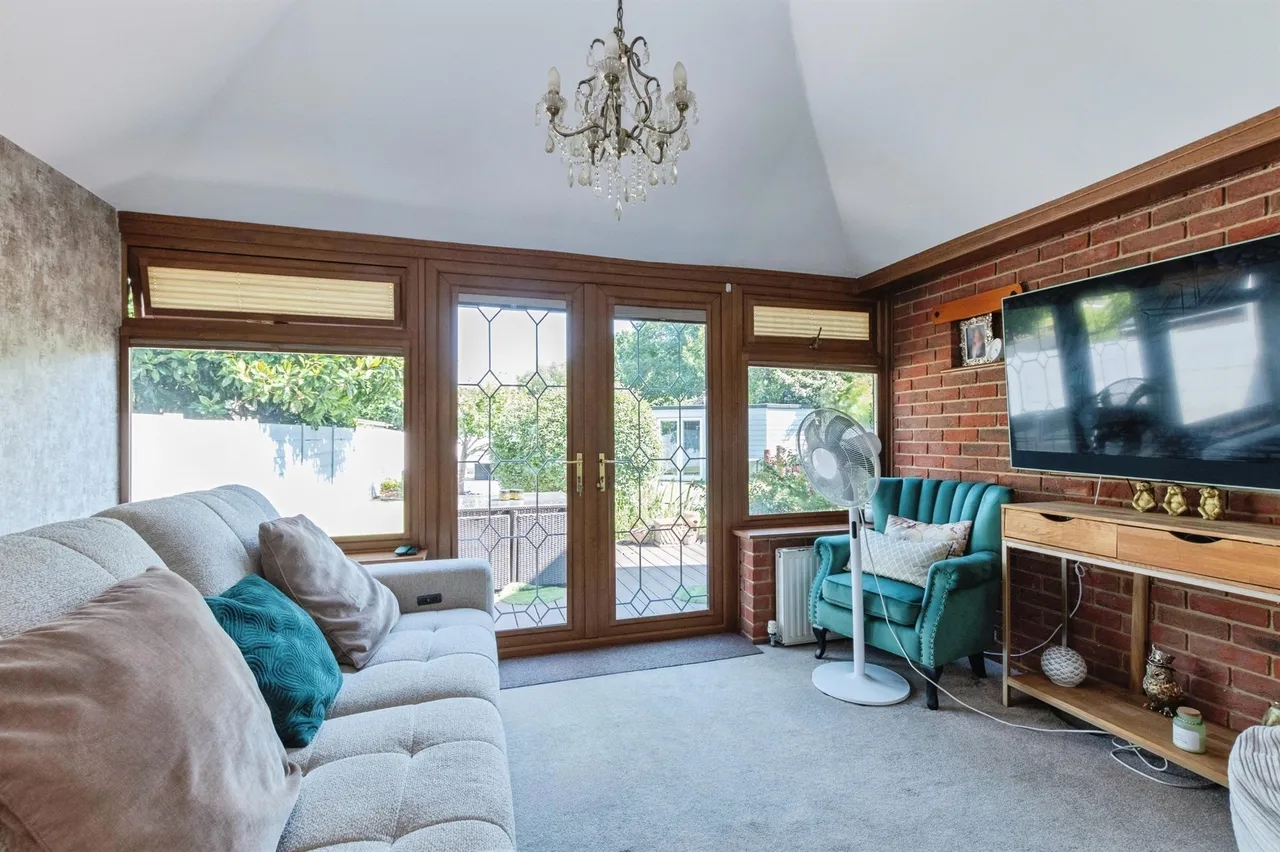 Christchurch Road, West Parley, Ferndown, photo 6