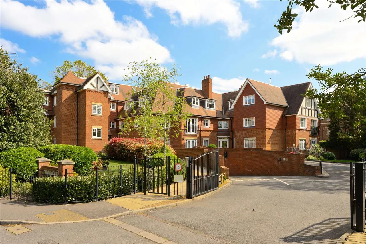 2 bed flat for sale — Bridgewater Road, Weybridge, Surrey, KT13 0ER