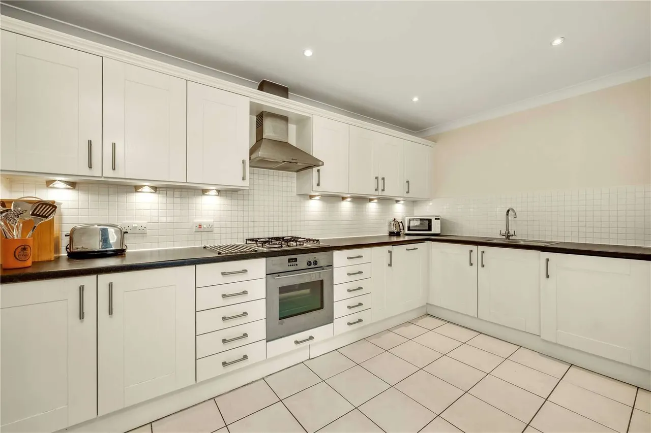 Bridgewater Road, Weybridge, Surrey, KT13 0ER, photo 4