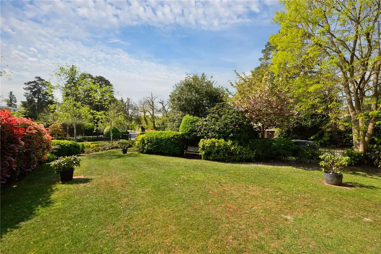 Bridgewater Road, Weybridge, Surrey, KT13 0ER, photo 5
