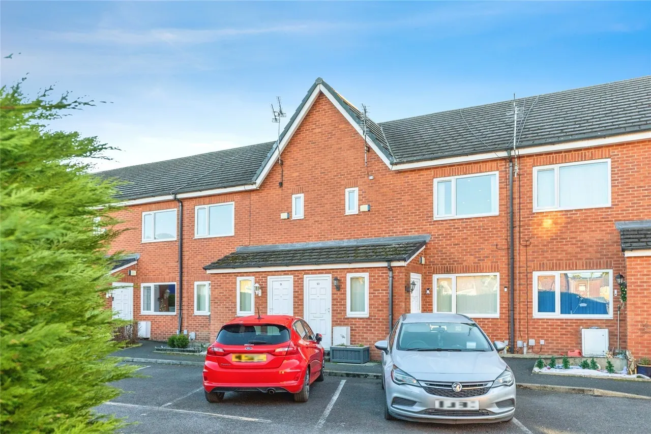 2 bed flat for sale, St. James Court, Bury, BL8