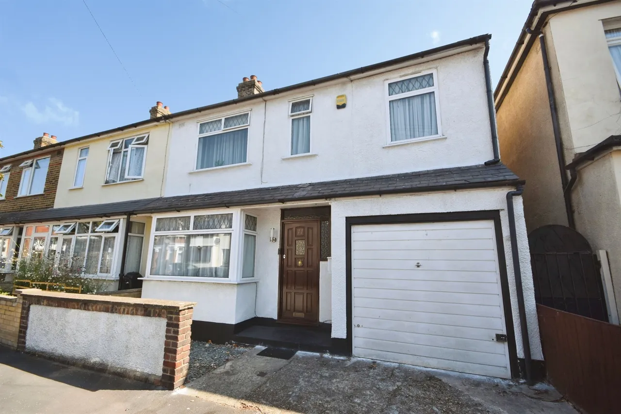 3 bed house for sale — Knighton Road, Romford