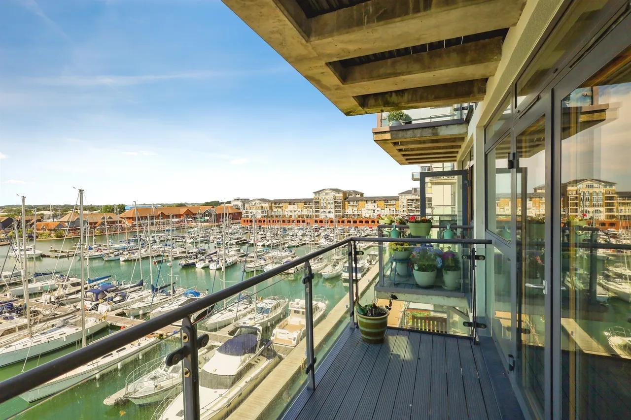 2 bed flat for sale — Midway Quay, Eastbourne