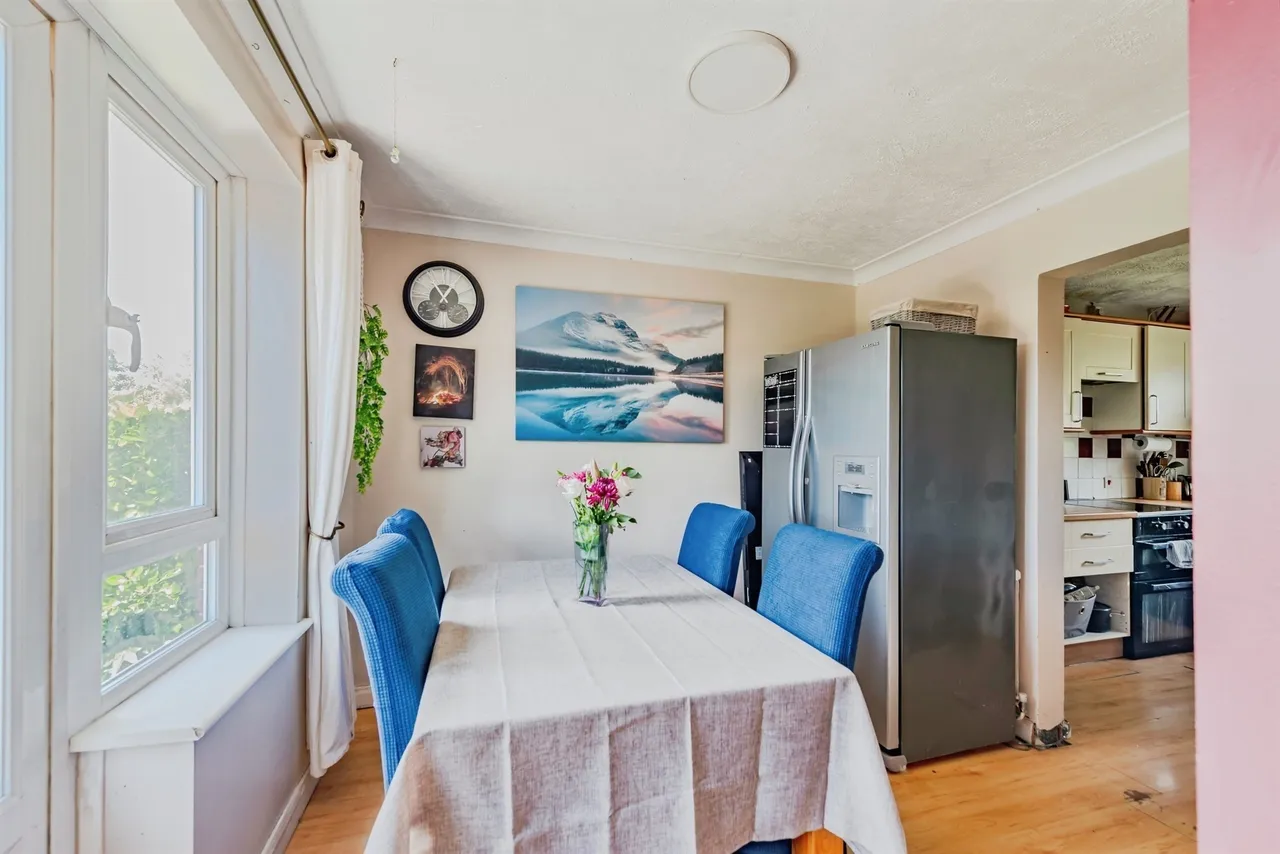 Hillcrest Close, Crawley, photo 6