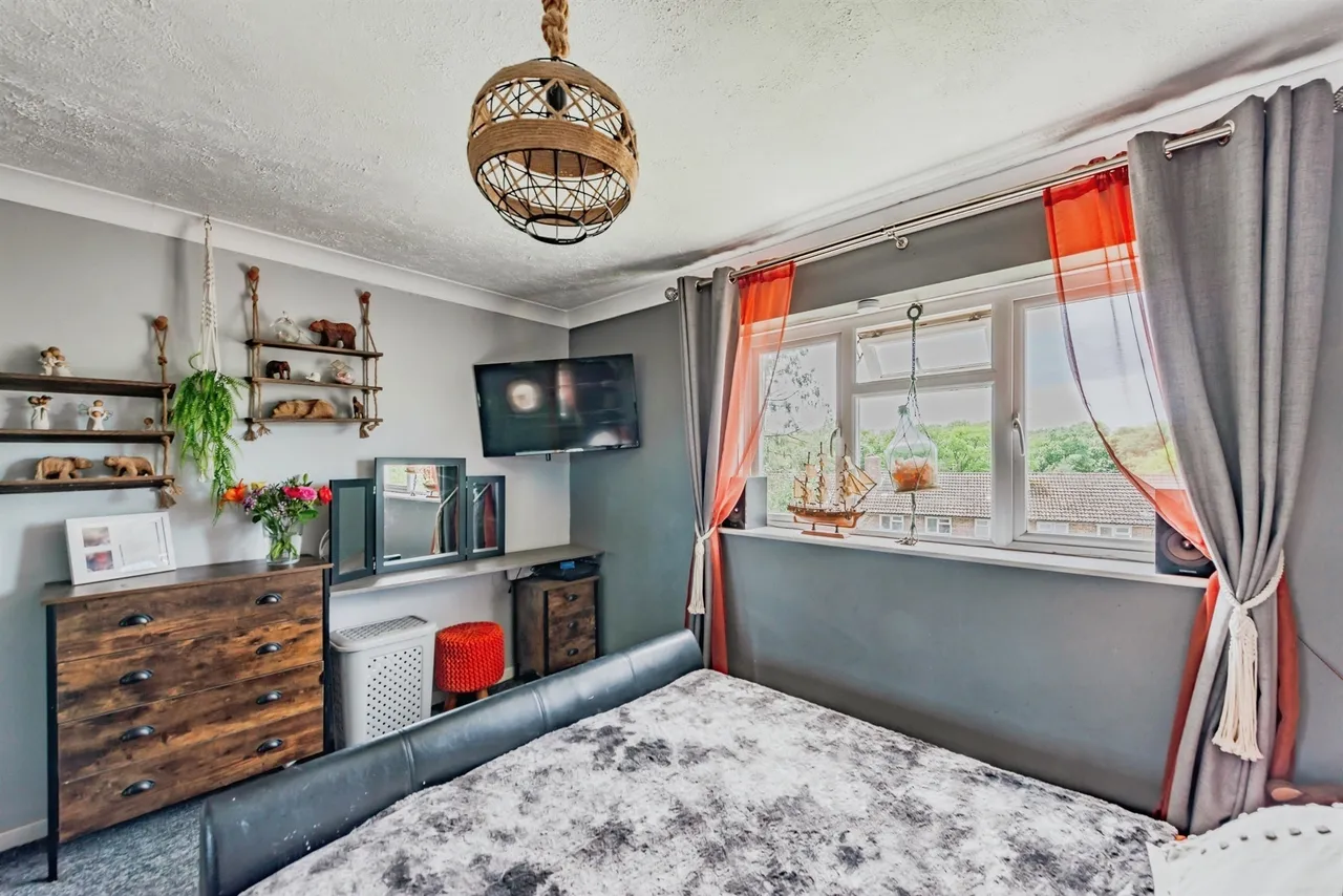 Hillcrest Close, Crawley, photo 10