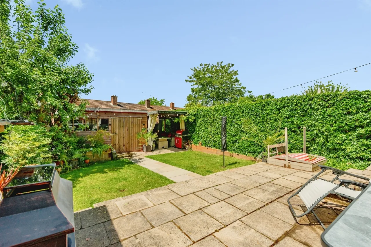 Hillcrest Close, Crawley, photo 2