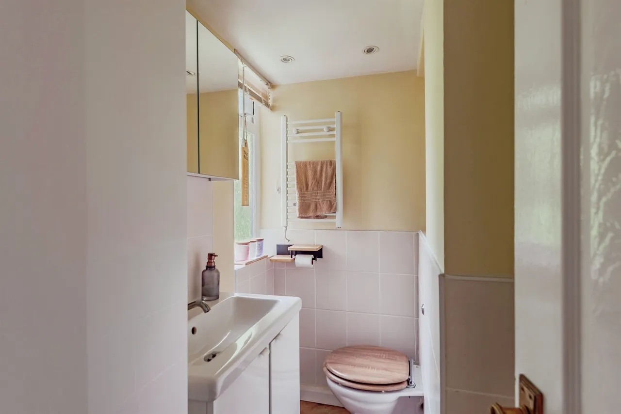 Hillcrest Close, Crawley, photo 7