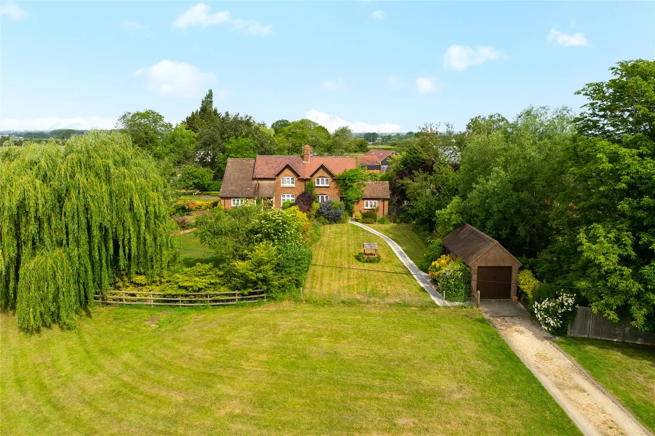 3 bed house for sale, The Green, Ilmer, HP27